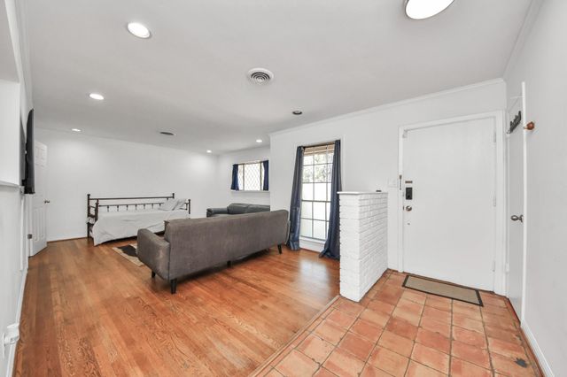 5139 Beechnut Street, Houston, TX 77096