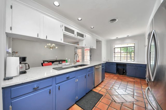 5139 Beechnut Street, Houston, TX 77096