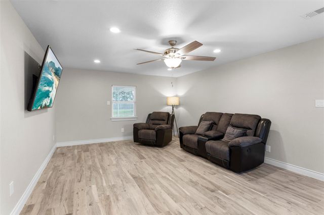 13800 6th Street, Santa Fe, TX 77517