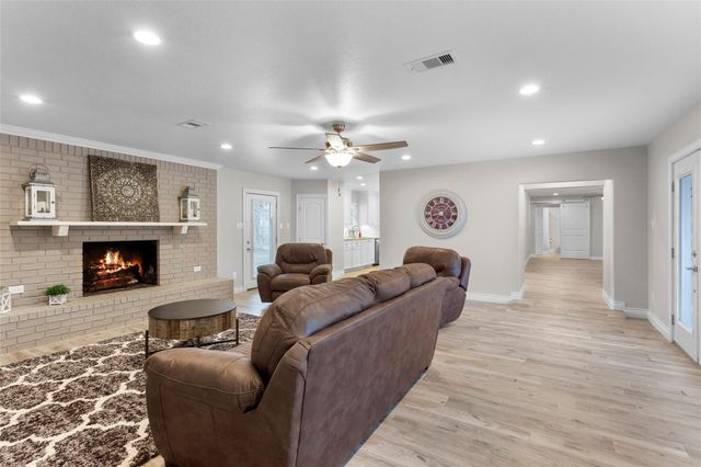 13800 6th Street, Santa Fe, TX 77517