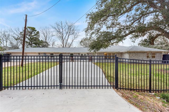 13800 6th Street, Santa Fe, TX 77517