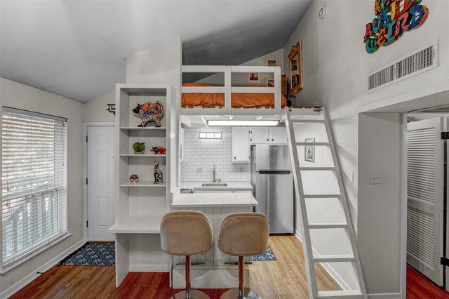 1000 W 26th ST 215, Austin, TX 78705