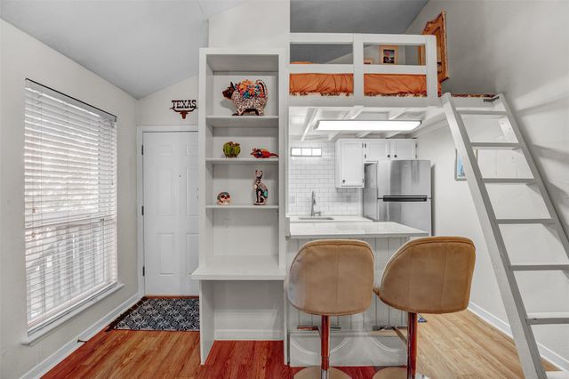 1000 W 26th ST 215, Austin, TX 78705