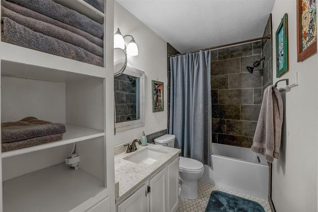 1000 W 26th ST 215, Austin, TX 78705