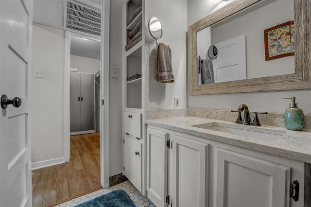1000 W 26th ST 215, Austin, TX 78705