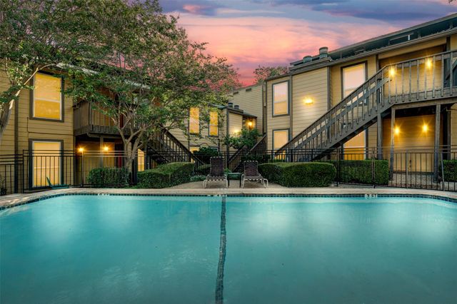 1000 W 26th ST 215, Austin, TX 78705