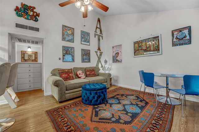 1000 W 26th ST 215, Austin, TX 78705