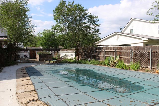1010 W Live Oak ST B, Lockhart, TX 78644