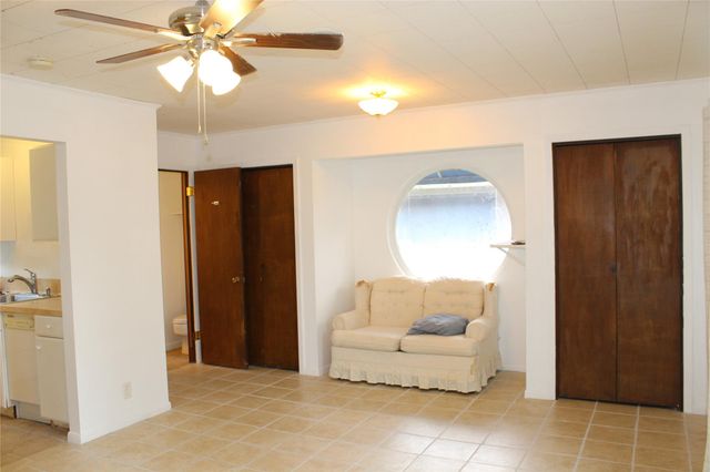1010 W Live Oak ST B, Lockhart, TX 78644