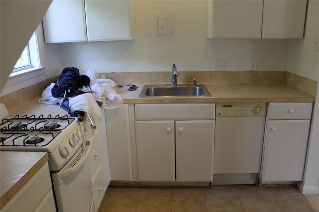 1010 W Live Oak ST B, Lockhart, TX 78644