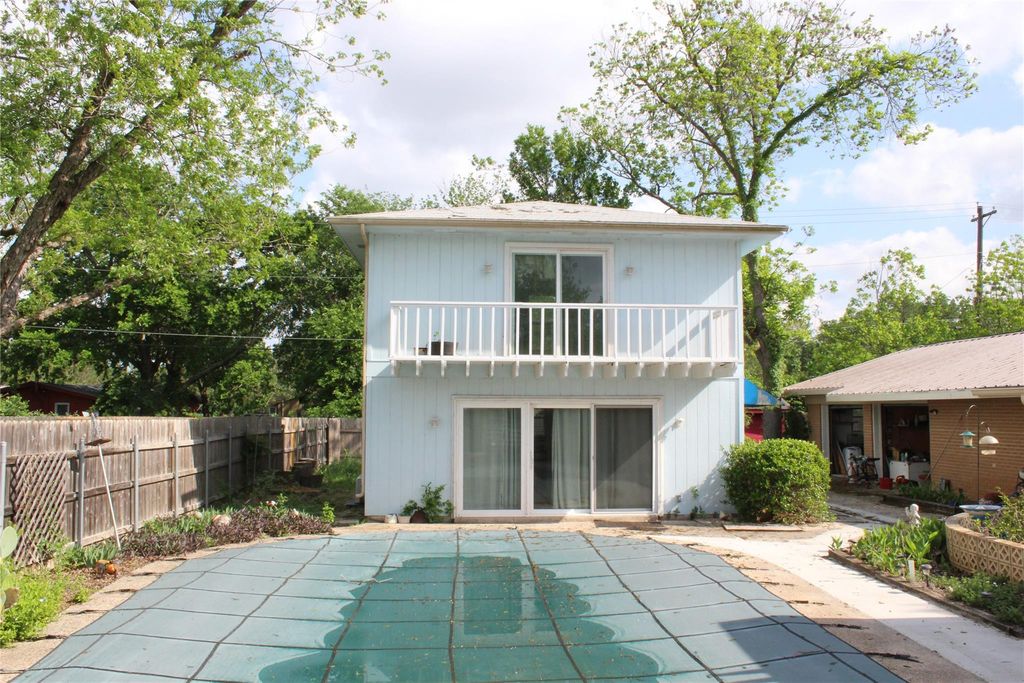 1010 W Live Oak ST B, Lockhart, TX 78644