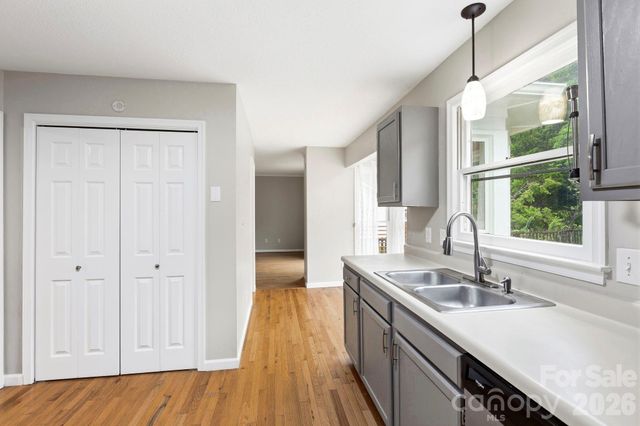 16 Trappers Run Drive, Asheville, NC 28805
