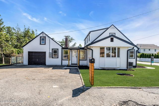16 Larboard Street, Beachwood, NJ 08722