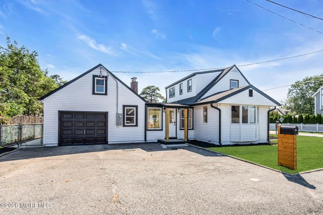 16 Larboard Street, Beachwood, NJ 08722