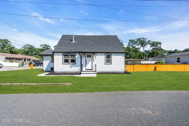 16 Larboard Street, Beachwood, NJ 08722