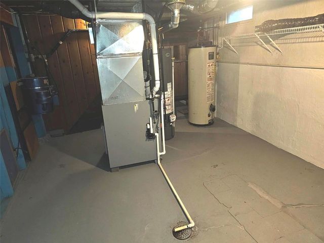 109 E Willman, Hiawatha, IA 52233