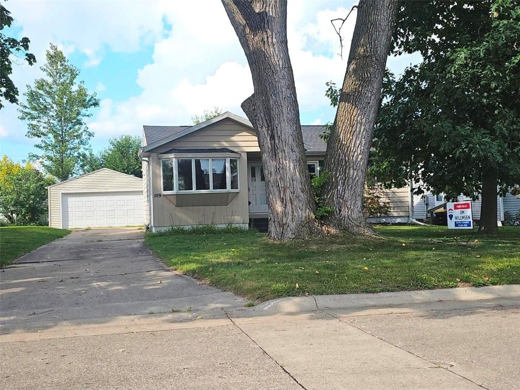109 E Willman, Hiawatha, IA 52233