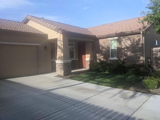 3220 N Noyes Court, Visalia, CA 93291