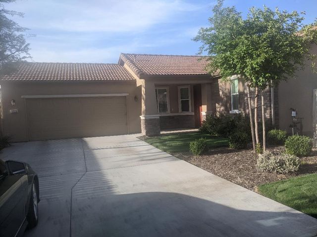 3220 N Noyes Court, Visalia, CA 93291