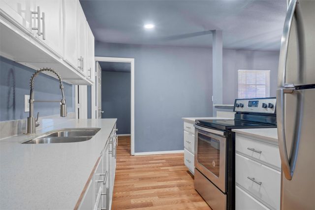 2522 W Clarendon Drive, Dallas, TX 75211