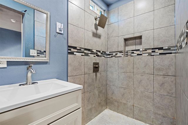 2522 W Clarendon Drive, Dallas, TX 75211