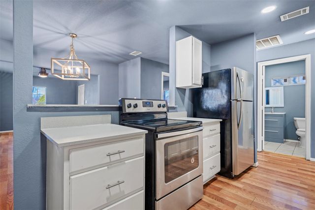 2522 W Clarendon Drive, Dallas, TX 75211