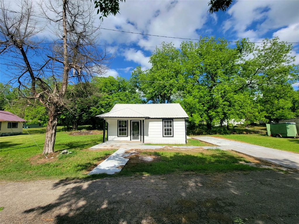 501 S Columbia Street, Clarksville, TX 75426