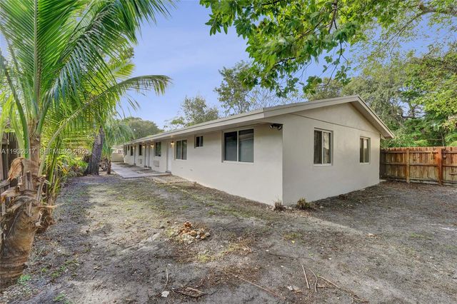 30 SW 8th St 1, Hallandale Beach, FL 33009