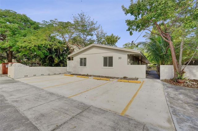 30 SW 8th St 1, Hallandale Beach, FL 33009