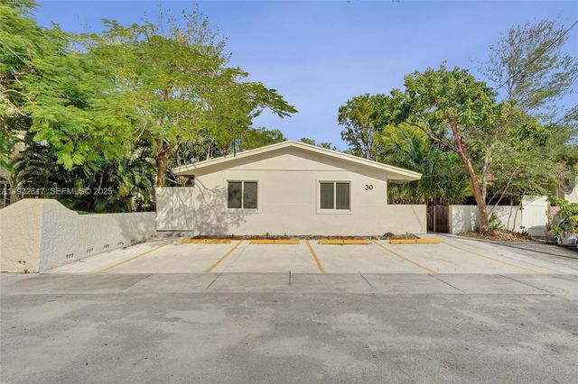 30 SW 8th St 1, Hallandale Beach, FL 33009