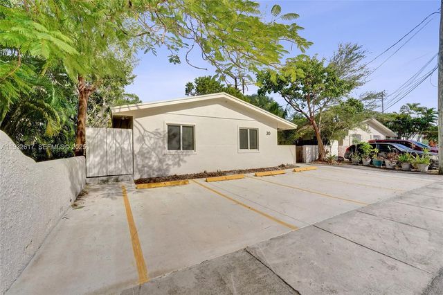 30 SW 8th St 1, Hallandale Beach, FL 33009