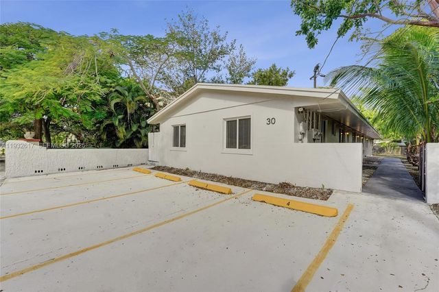 30 SW 8th St 1, Hallandale Beach, FL 33009