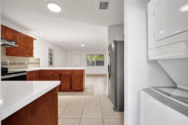 30 SW 8th St 1, Hallandale Beach, FL 33009