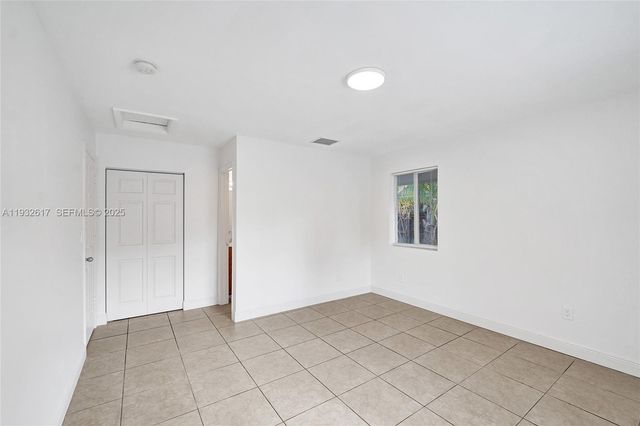 30 SW 8th St 1, Hallandale Beach, FL 33009