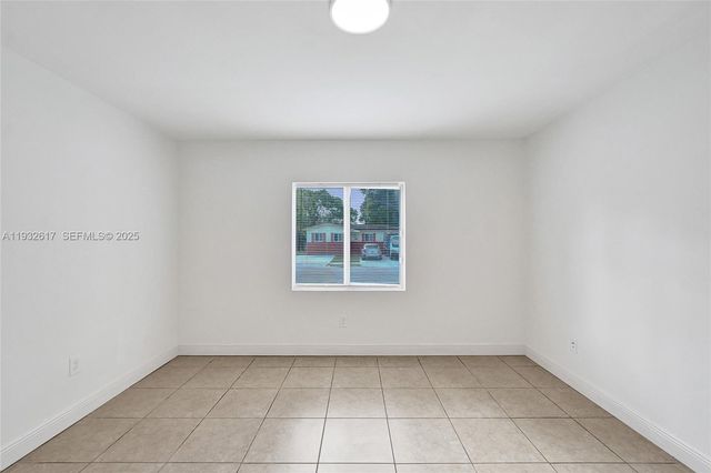 30 SW 8th St 1, Hallandale Beach, FL 33009