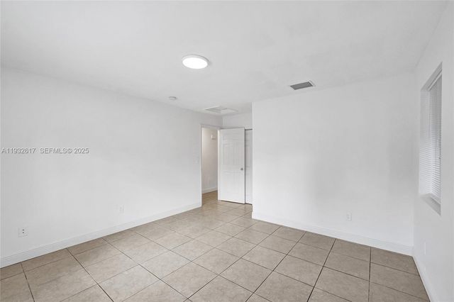 30 SW 8th St 1, Hallandale Beach, FL 33009