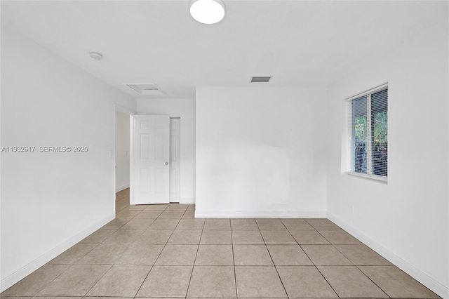 30 SW 8th St 1, Hallandale Beach, FL 33009