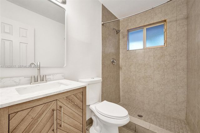 30 SW 8th St 1, Hallandale Beach, FL 33009