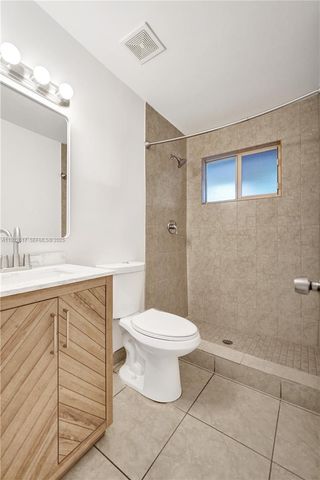 30 SW 8th St 1, Hallandale Beach, FL 33009