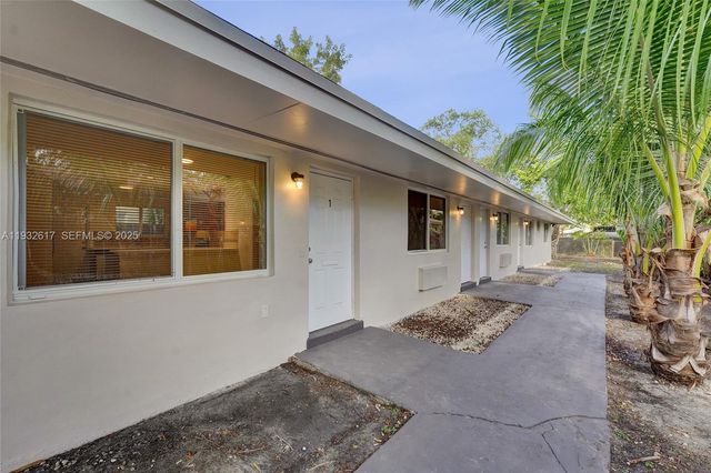 30 SW 8th St 1, Hallandale Beach, FL 33009