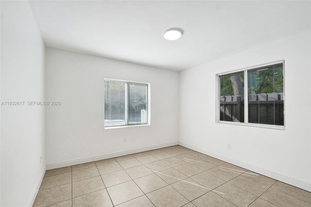 30 SW 8th St 1, Hallandale Beach, FL 33009