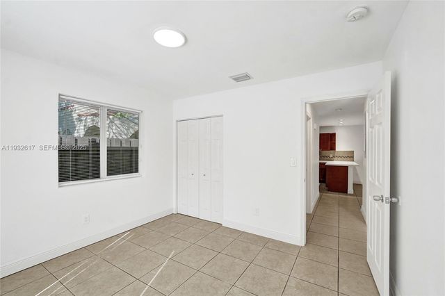 30 SW 8th St 1, Hallandale Beach, FL 33009