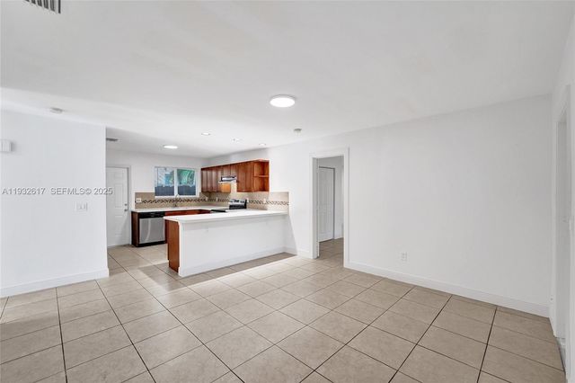 30 SW 8th St 1, Hallandale Beach, FL 33009