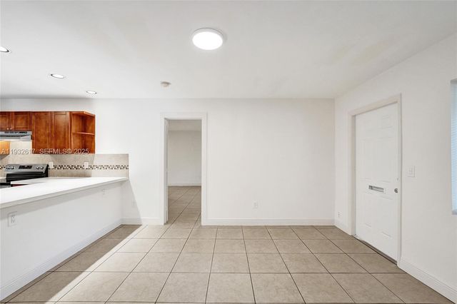 30 SW 8th St 1, Hallandale Beach, FL 33009