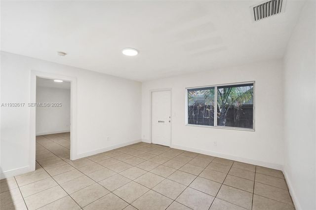 30 SW 8th St 1, Hallandale Beach, FL 33009