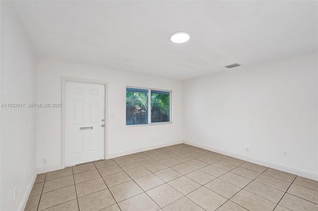 30 SW 8th St 1, Hallandale Beach, FL 33009