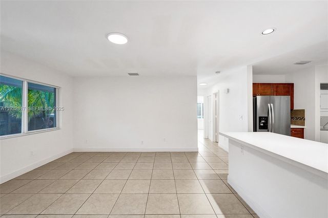 30 SW 8th St 1, Hallandale Beach, FL 33009