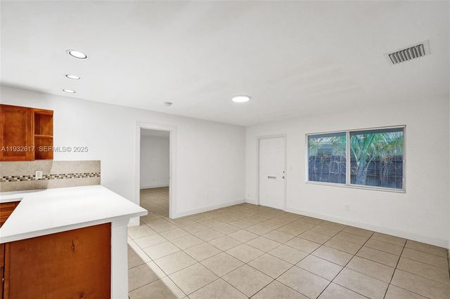 30 SW 8th St 1, Hallandale Beach, FL 33009