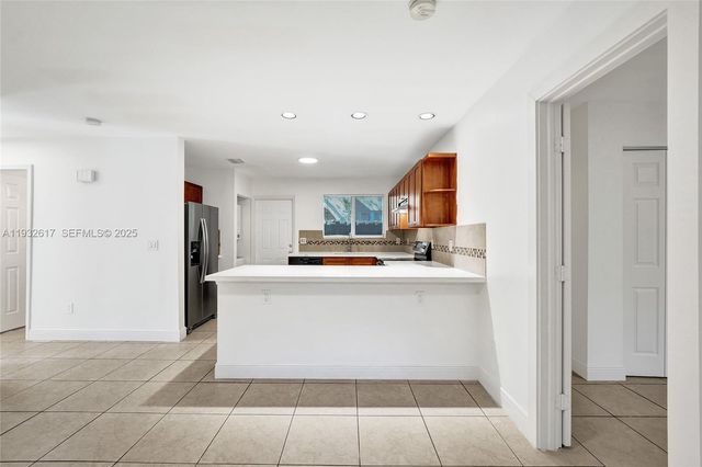 30 SW 8th St 1, Hallandale Beach, FL 33009