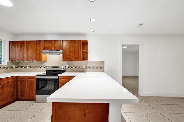 30 SW 8th St 1, Hallandale Beach, FL 33009